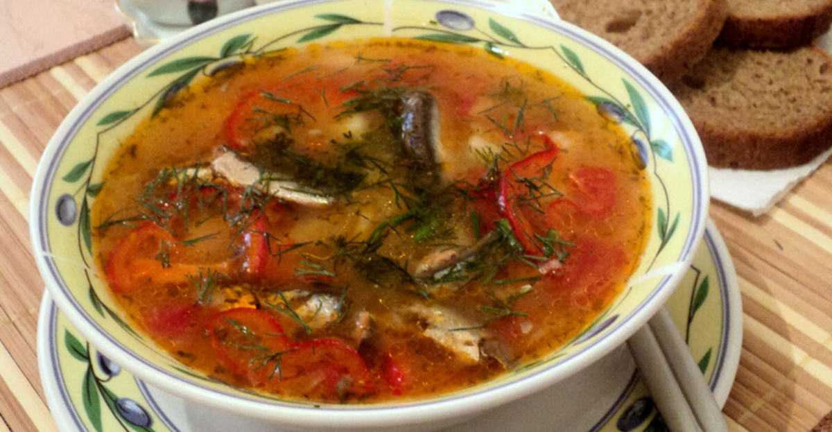 Суп из консервы рыбной в томате. Суп с килькой в томатном соусе. Суп с килькой. Килька в томате. Суп из консервы скумбрия.